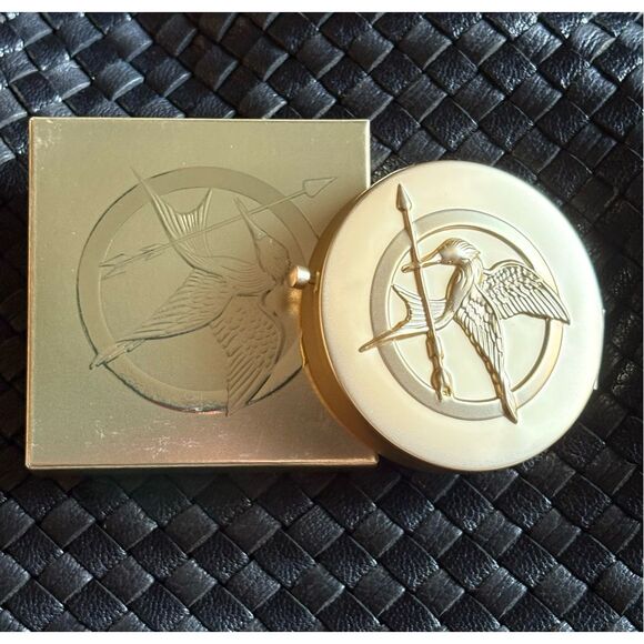 STORYBOOK COSMETICS - NWOT World of  Hunger Games Pressed Powder/"Girl on Fire" - Picture 12 of 15